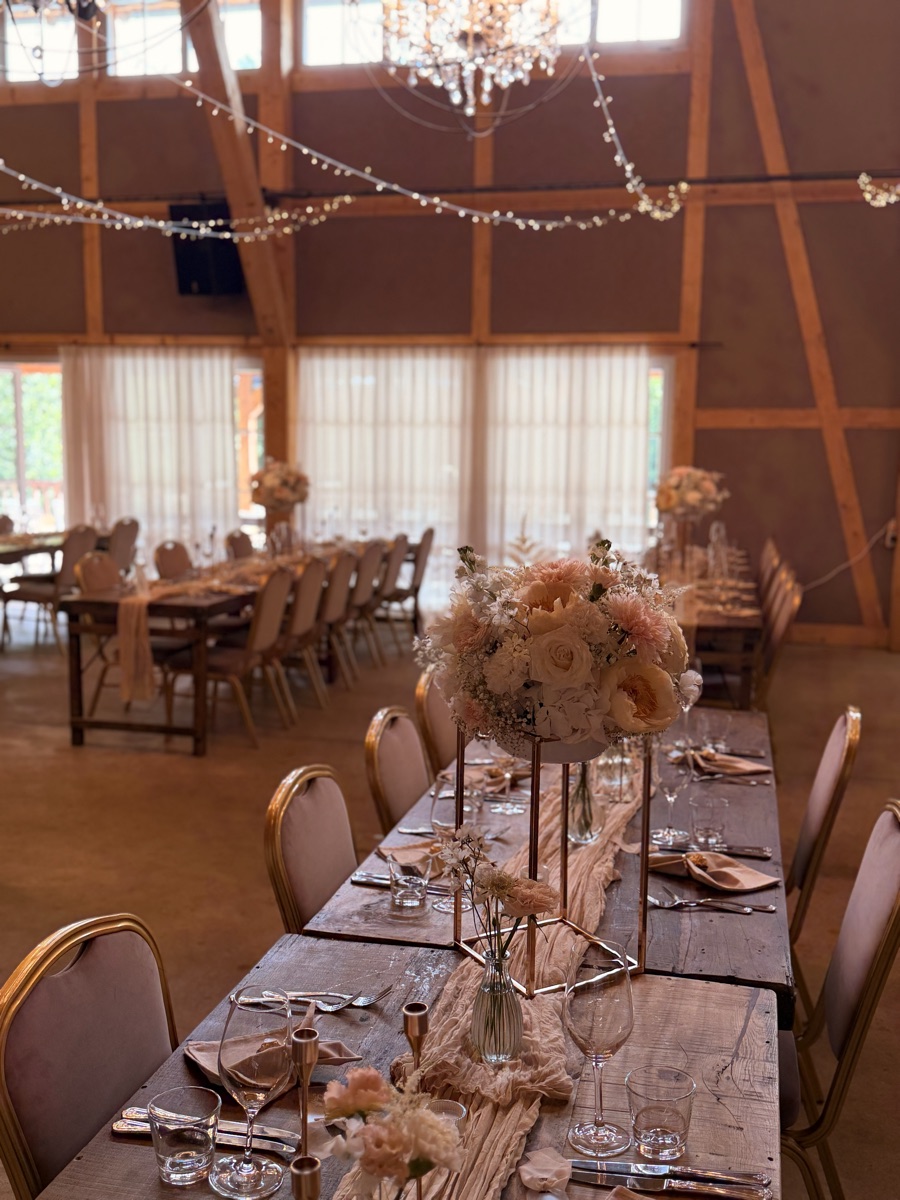 Festlich gedeckte Hochzeitstafel mit hohen Blumengestecken von Julias Blumenliebe