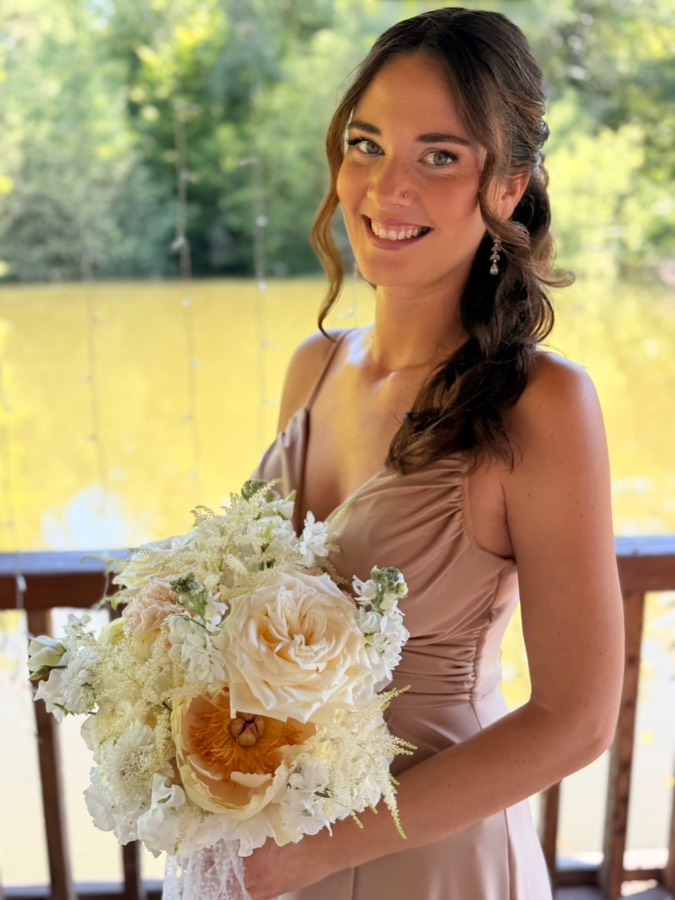 Julia mit einem cremeweißen Brautstrauß mit goldgelbem Rosenherz